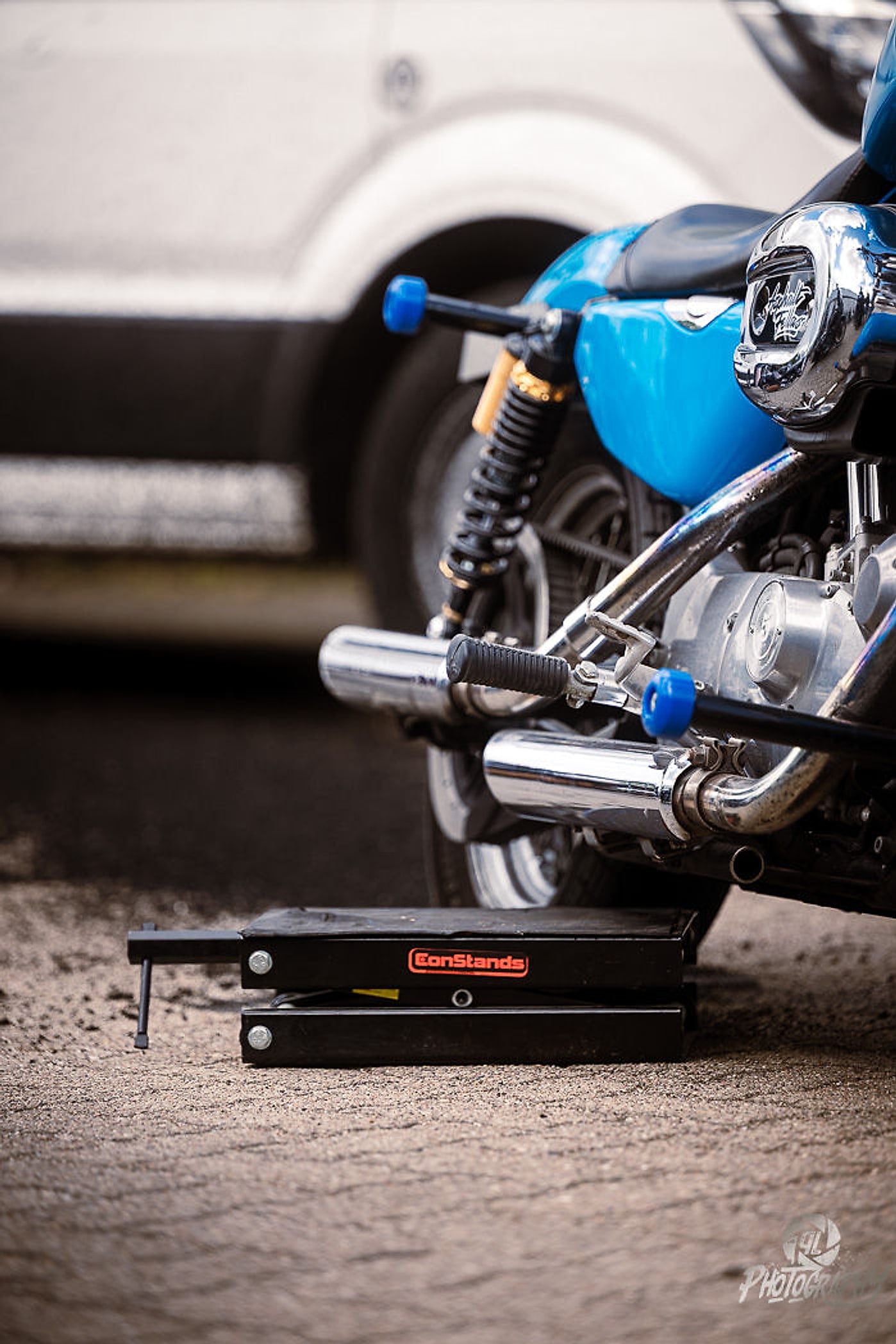Kesstech-Auspuffanlage an einer hellblauen Sportster auf dem Montageheber