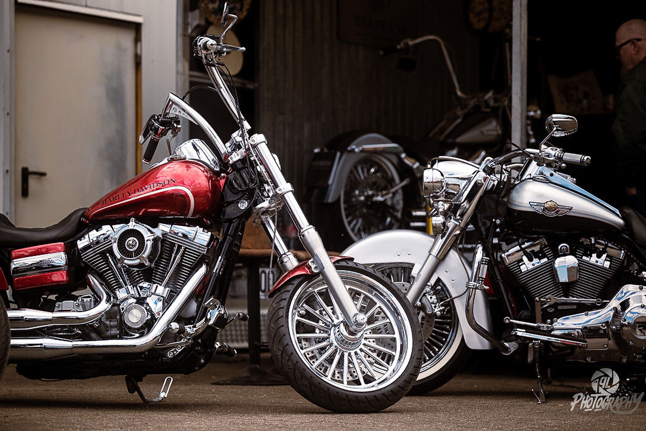 Zwei Harleys in Rot und Silber in einer offenen Garage
