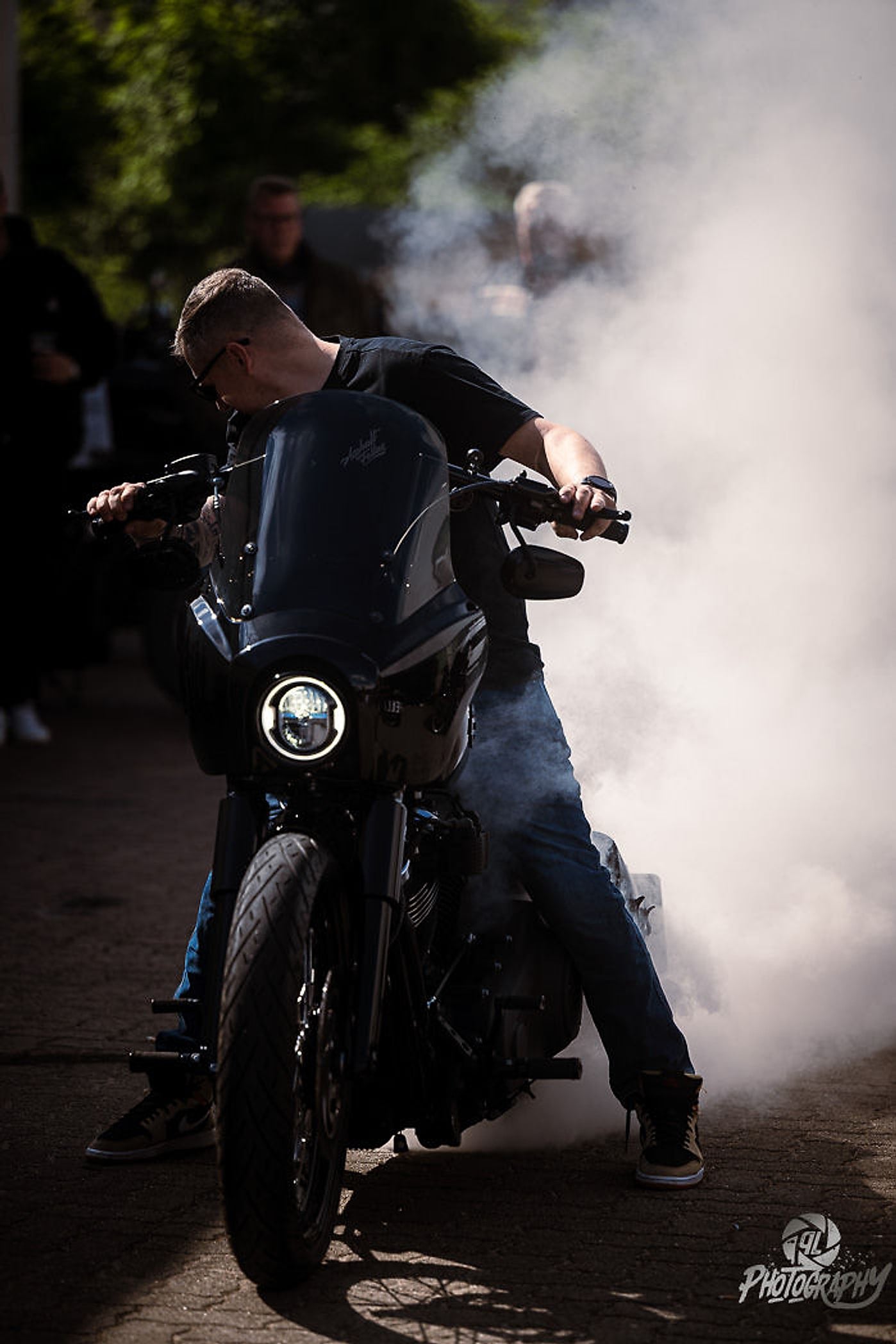 Burnout: Biker verschwindet im weißen Reifenqualm