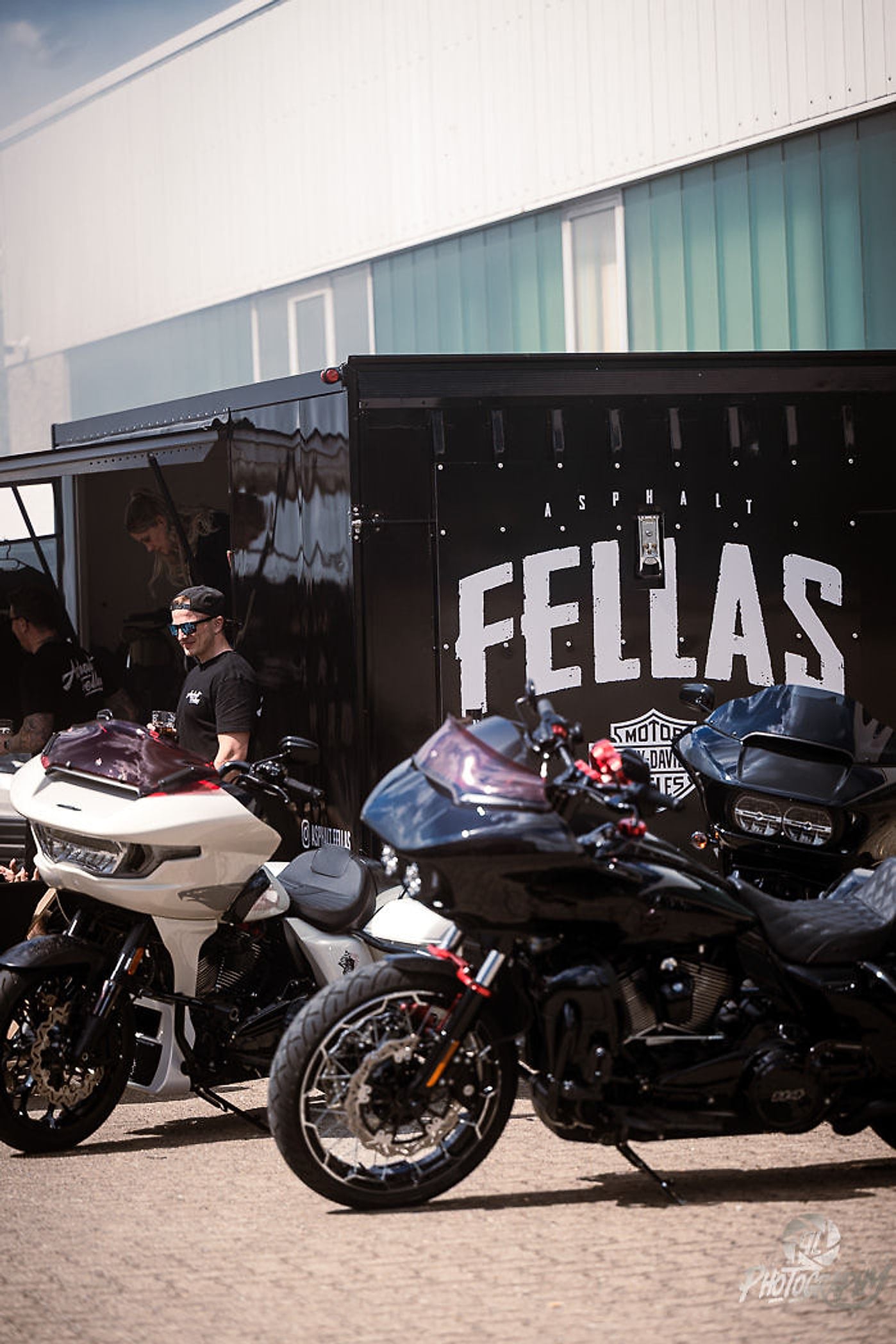 Bagger-Bikes vor dem schwarzen „Fellas“-Truck